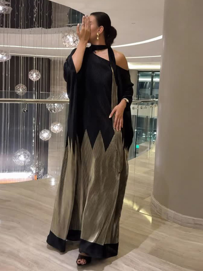 Modern Off-Shoulder Color-Block Pleated Maxi Dress