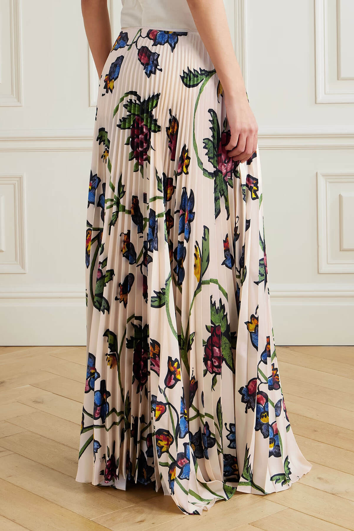 Exquisite Backless Camisole Top and Pleated Printed Satin Twill Skirt Set