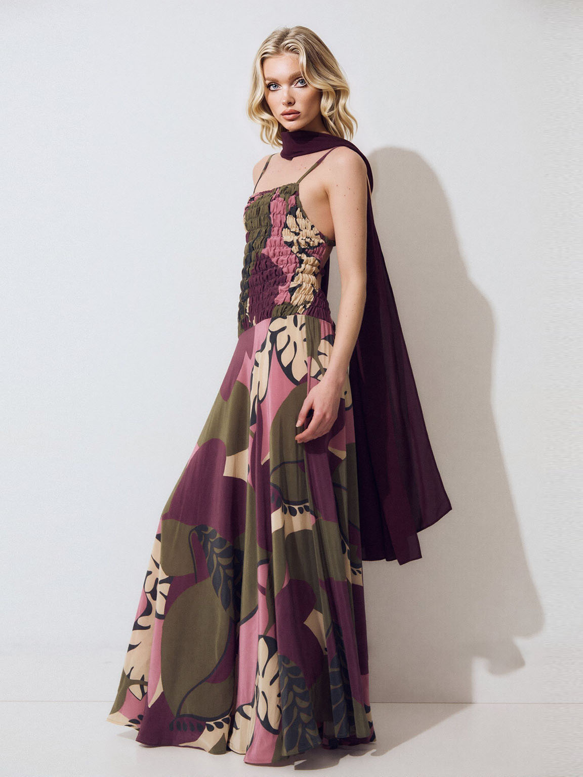 Vestido maxi de tirantes finos con estampado de hojas tropicales y corsé fruncido