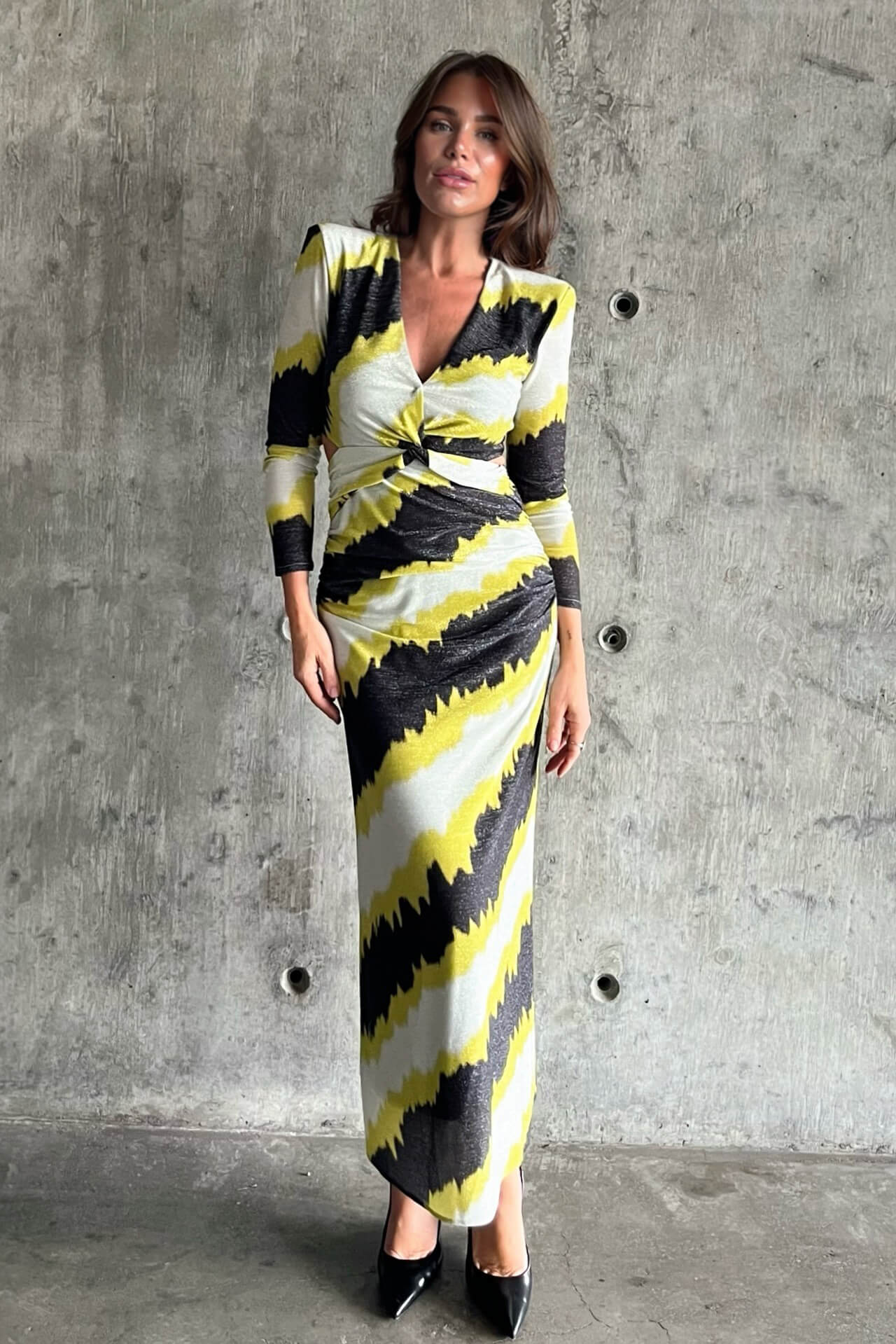 Elegant Wave Print V-Neck Waist-Cinching Maxi Dress