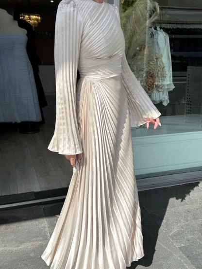 Elegant Pleated Long-sleeved Maxi Dress