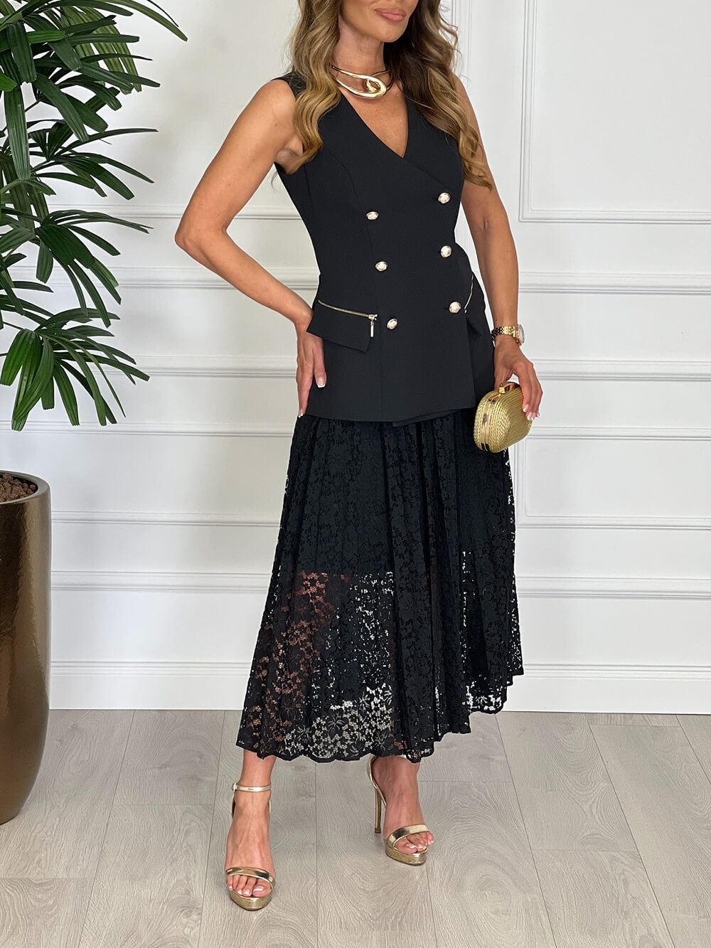 Exquisite Button-Detail Sleeveless Tank Top