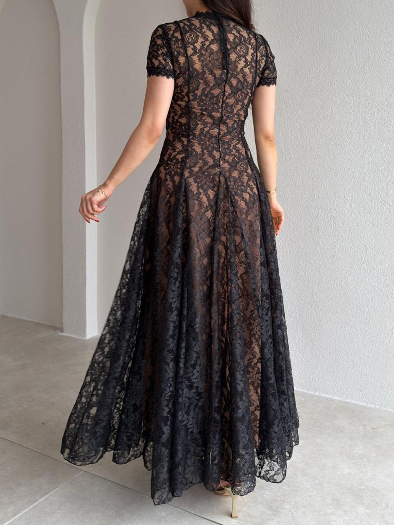 Elegante vestido largo de corte A con encaje floral y tul transparente