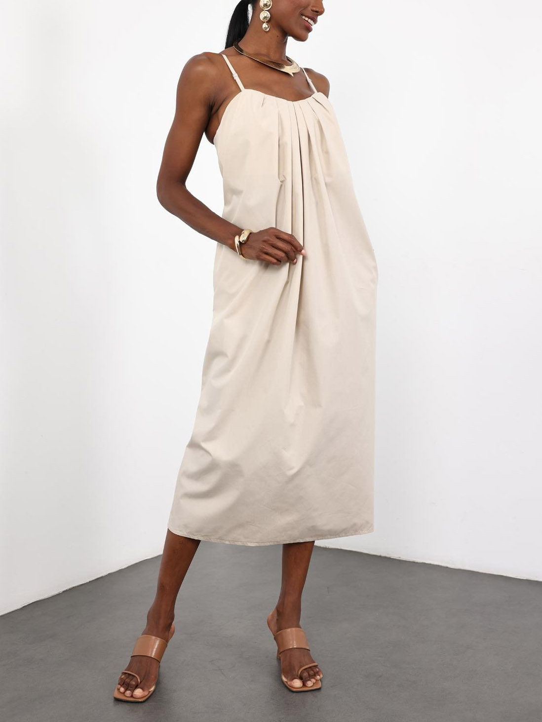 Elegant Beige Pleated Sweetheart Neck Maxi Dress