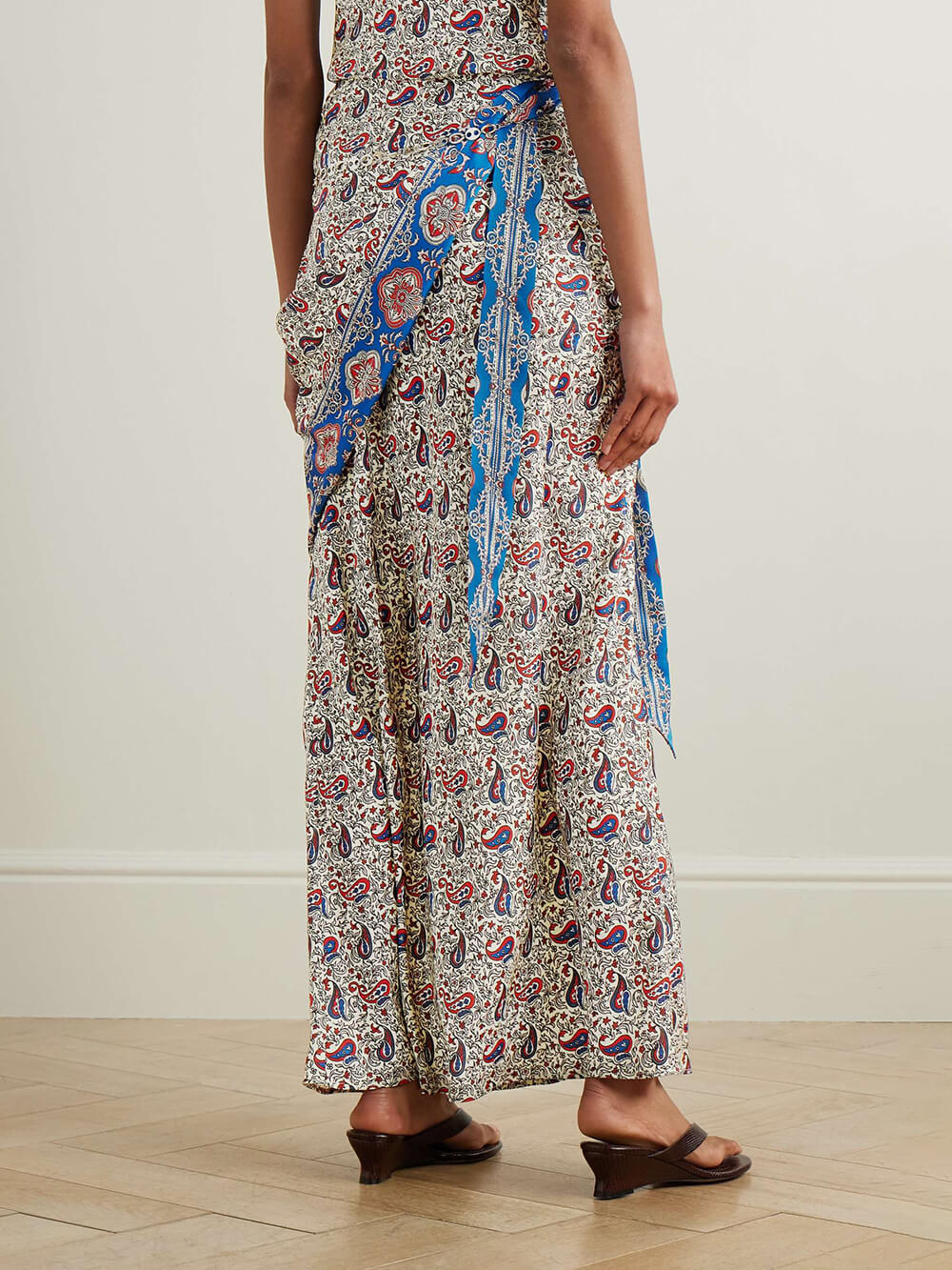 Unique Chain Detail with Chic Paisley-Print Crepe Top