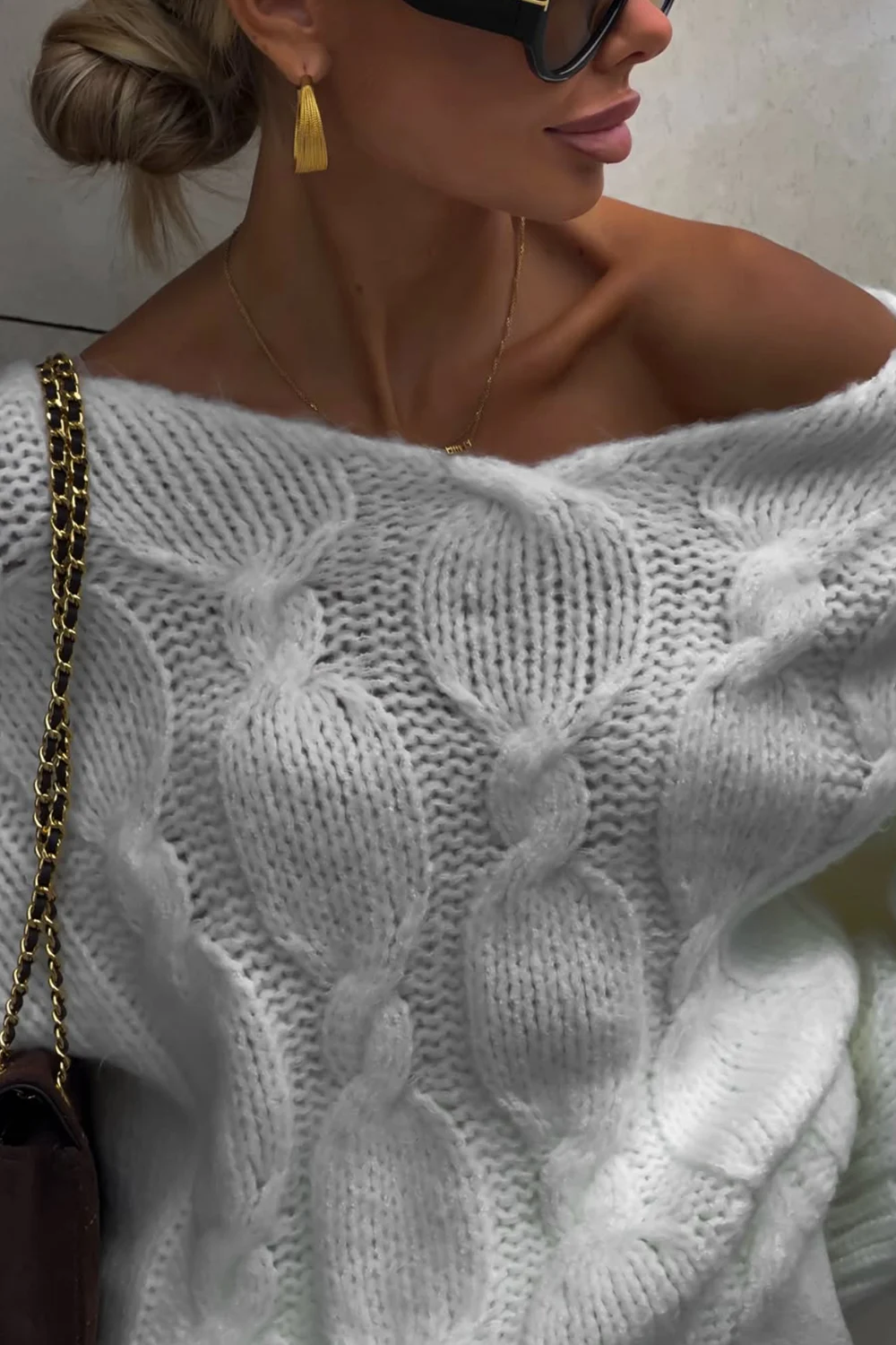 Women's Oversized Cable Knit V Neck Slouchy Pullover Sweater in White [erp-image:783207cf2cd334ed028fffe6]