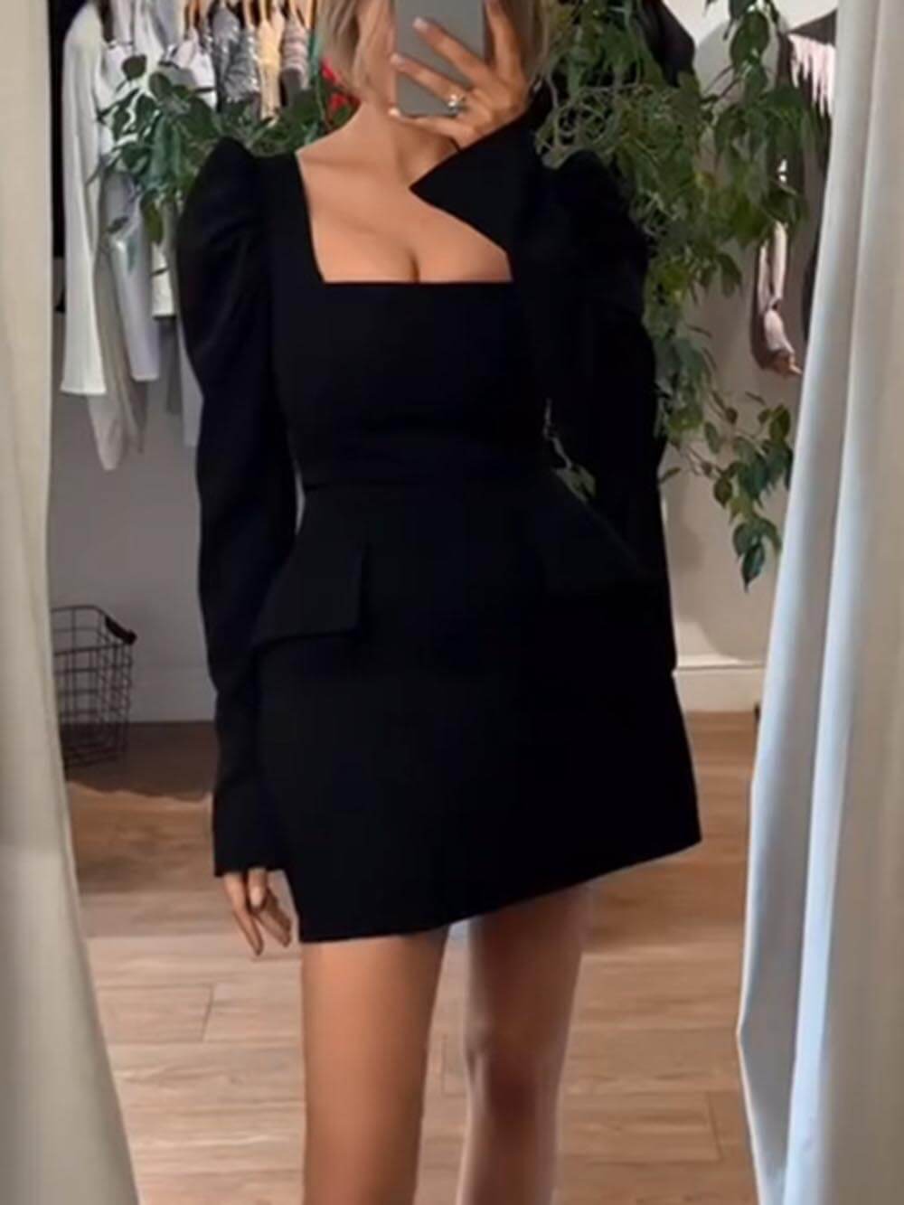 Vestido mini de cuello cuadrado con mangas de cordero plisadas, elegante y a la moda, de corte ajustado.