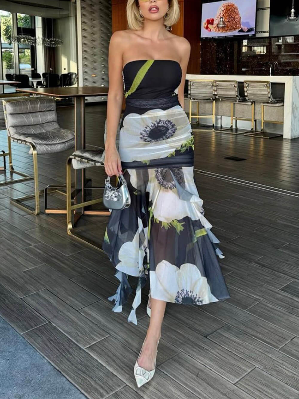 Vestido midi ajustado con volantes fruncidos y estampado floral de malla sin hombros