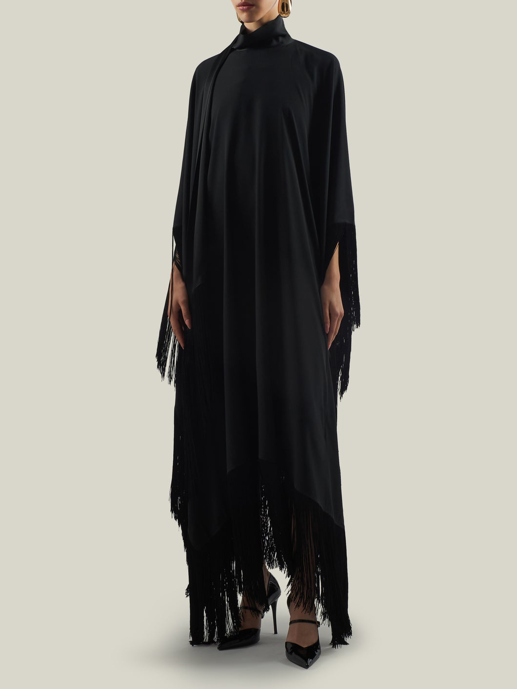Elegantní maxi šaty s vysokým límcem a asymetrickým střihem s třásněmi