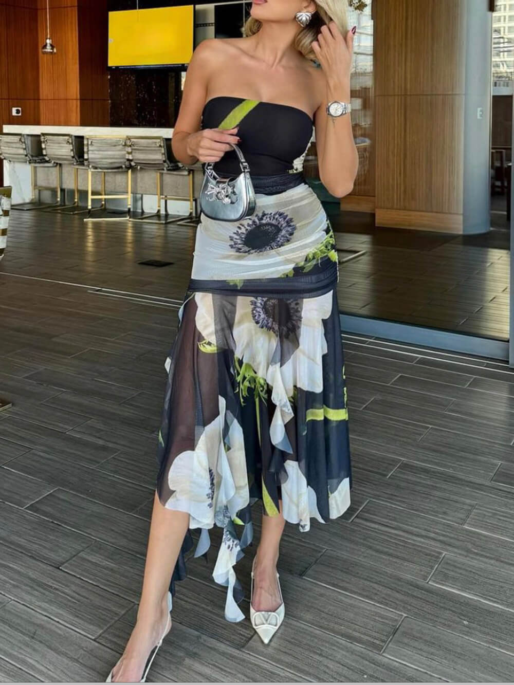 Vestido midi ajustado con volantes fruncidos y estampado floral de malla sin hombros