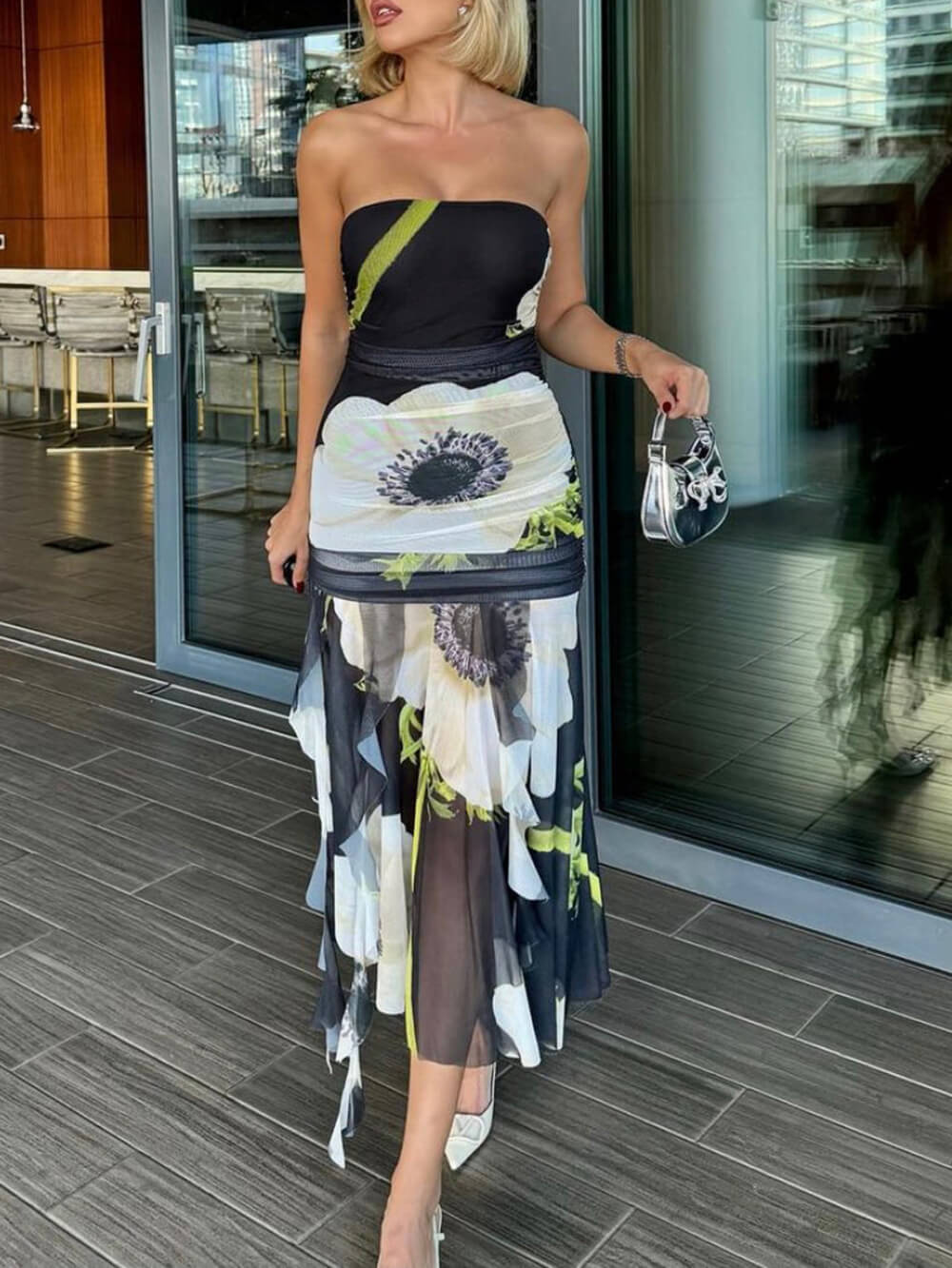 Vestido midi ajustado con volantes fruncidos y estampado floral de malla sin hombros