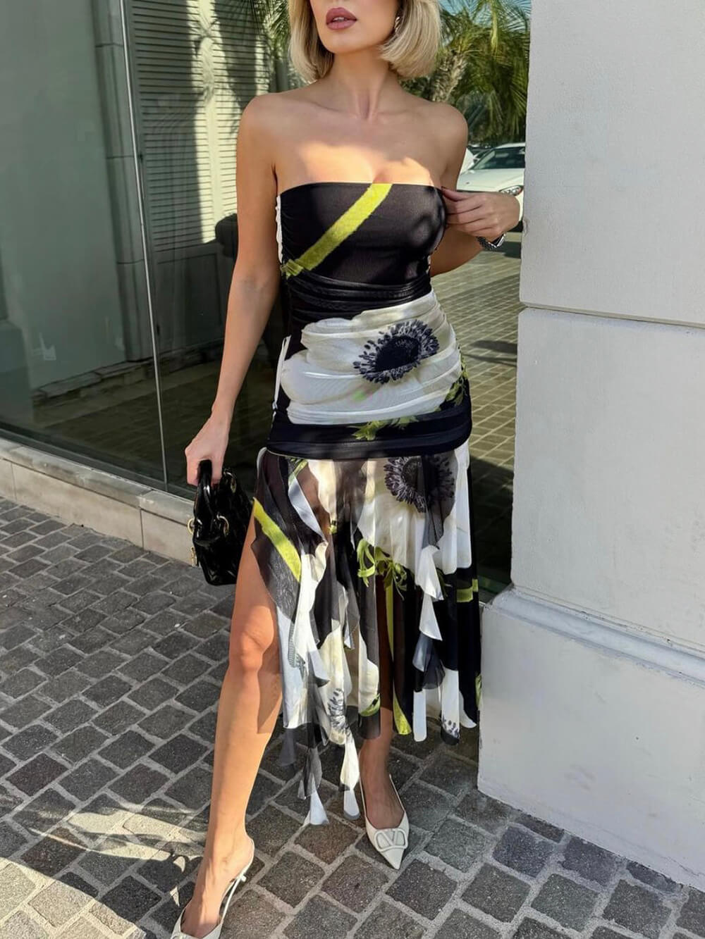 Vestido midi ajustado con volantes fruncidos y estampado floral de malla sin hombros