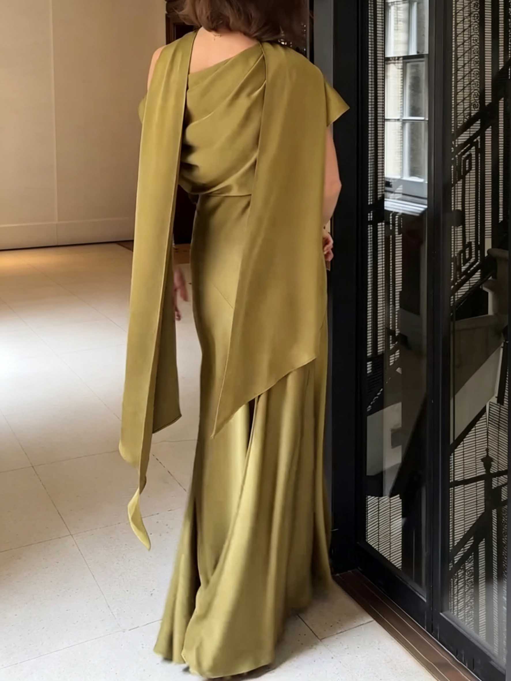 Elegante vestido asimétrico de satén con un solo hombro