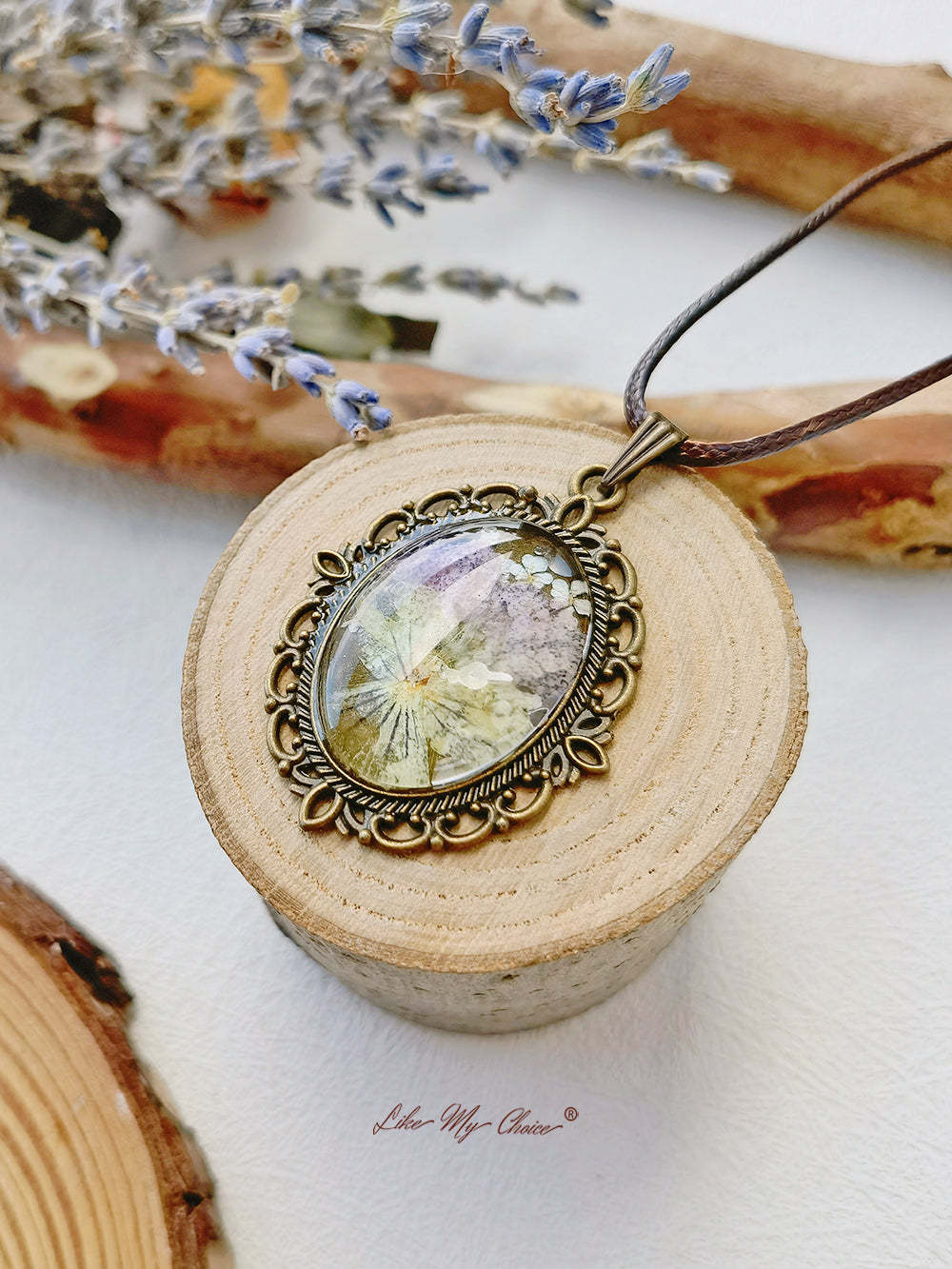 Tri color dry flower circular vintage necklace