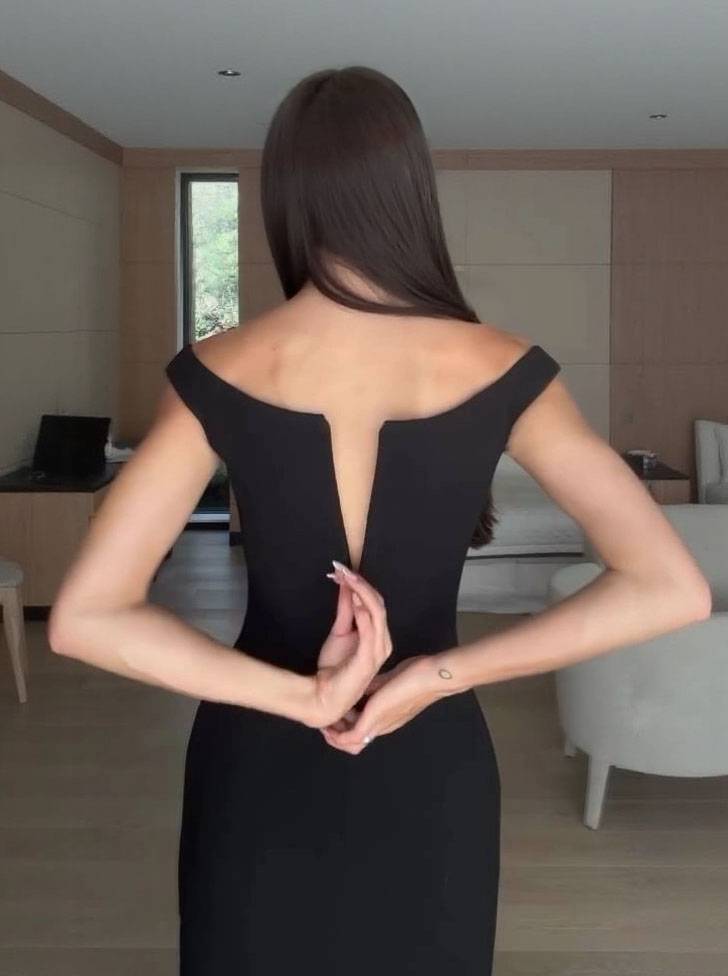 Minimalista V-nyakú, karcsúsított maxi ruha