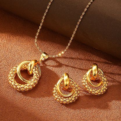 Temperament Hollow Ring Pendant Necklace