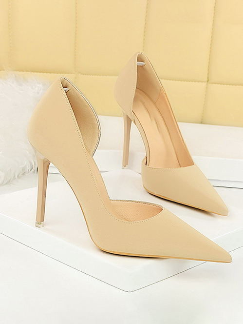 Retro Side Hollow Pointed High Heels