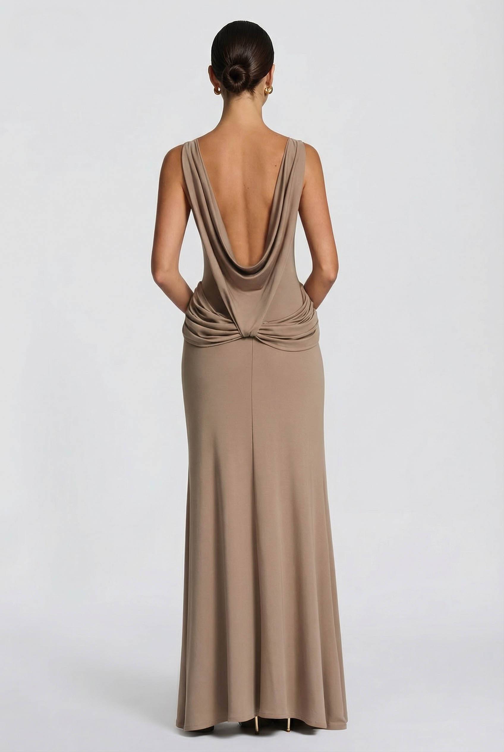 Vestido largo con abertura y diseño plisado