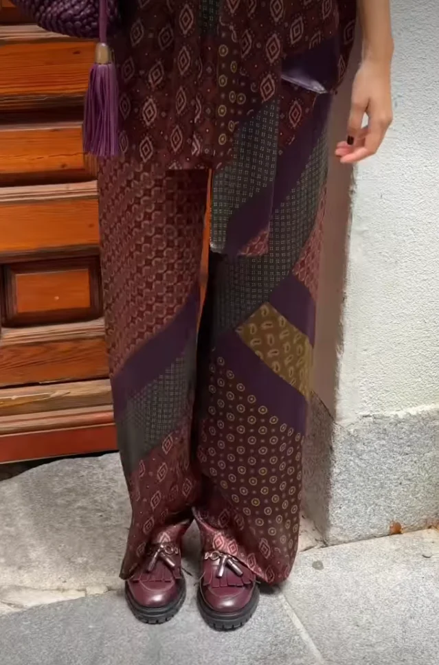 Vintage Geometric Print Satin Tie-Neck Blouse and Wide-Leg Pants Two-Piece Set [erp-image:2a8ad22d94e687160a6a1820]