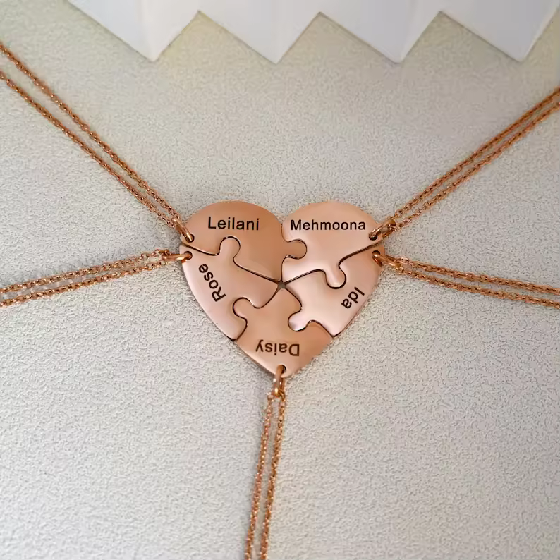 Herzförmige Namenskette, die Freundschaft/Familie/Liebe symbolisiert – wo sich Liebe und Freundschaft kreuzen