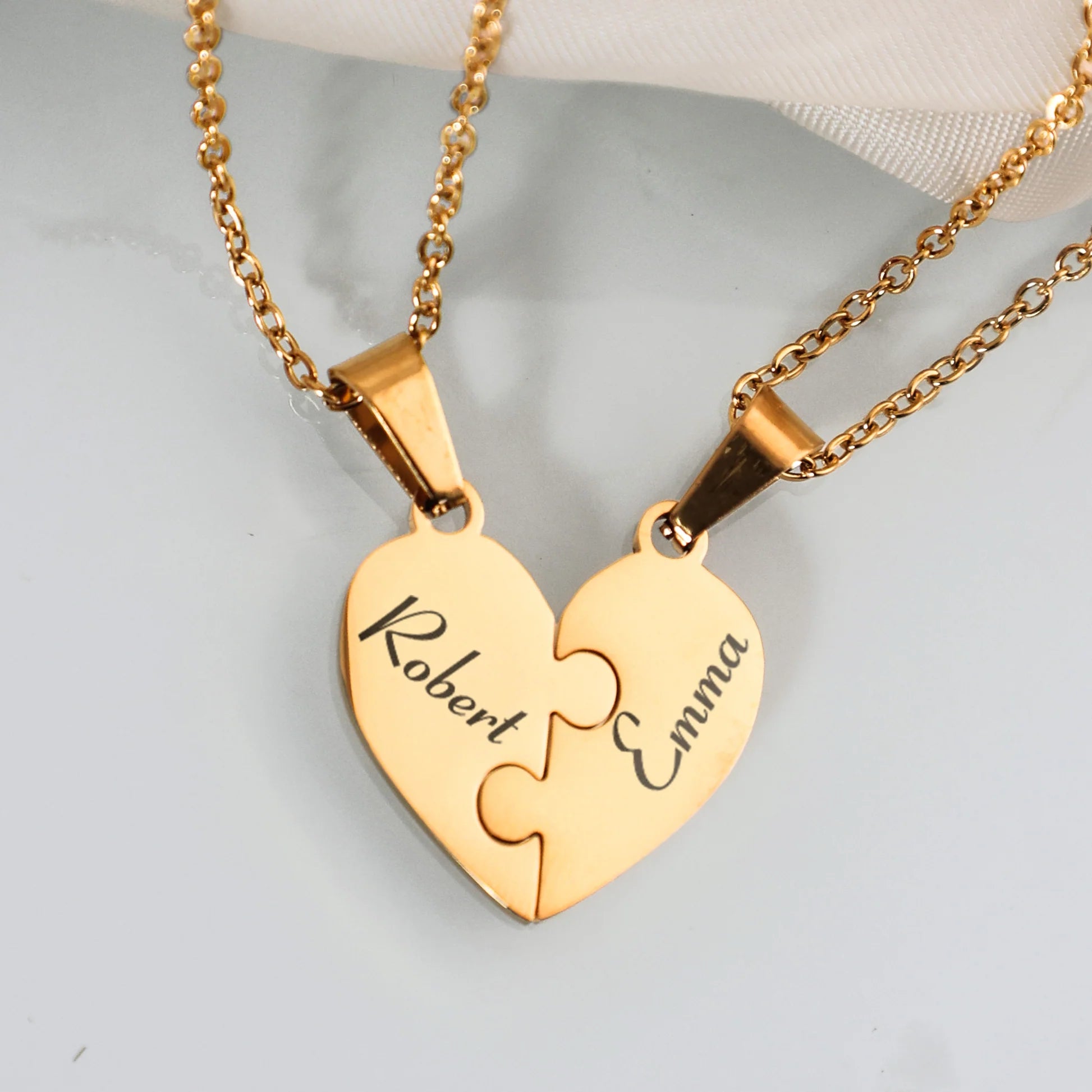 Herzförmige Namenskette, die Freundschaft/Familie/Liebe symbolisiert – wo sich Liebe und Freundschaft kreuzen