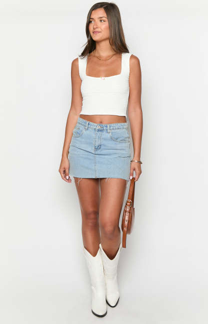 Azari White Top-Vavasi.All Rights Reserved.