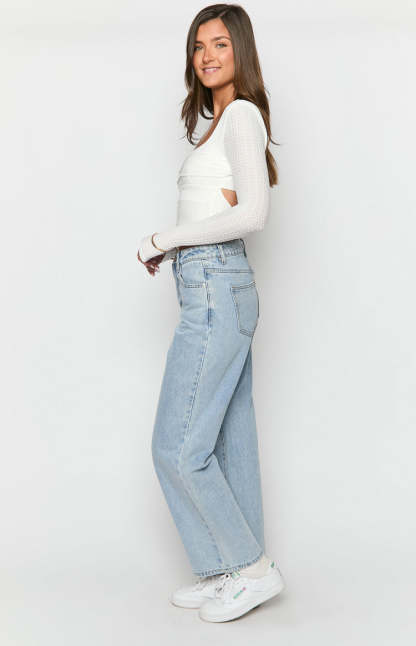 Calliope Light Wash Mid Rise Slouchy Jeans-Vavasi.All Rights Reserved.