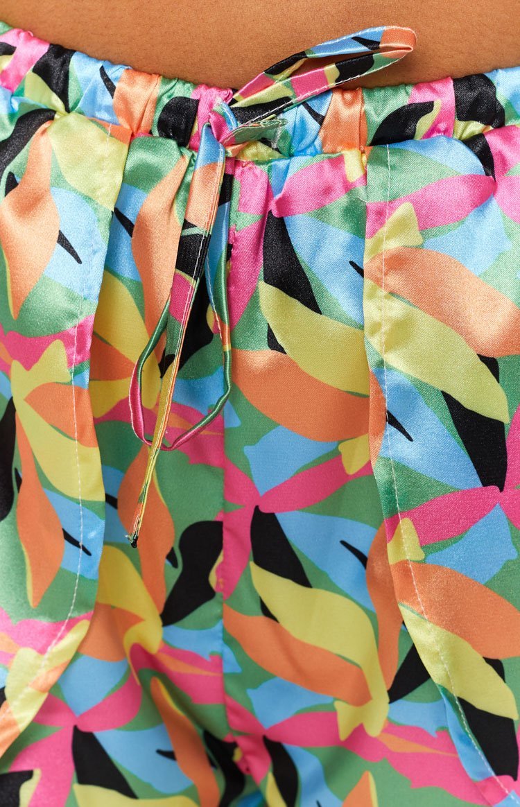 Danna Wrap Shorts Tropical-Vavasi.All Rights Reserved.