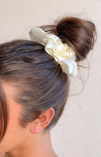 Zara White Scrunchie-Vavasi.All Rights Reserved.