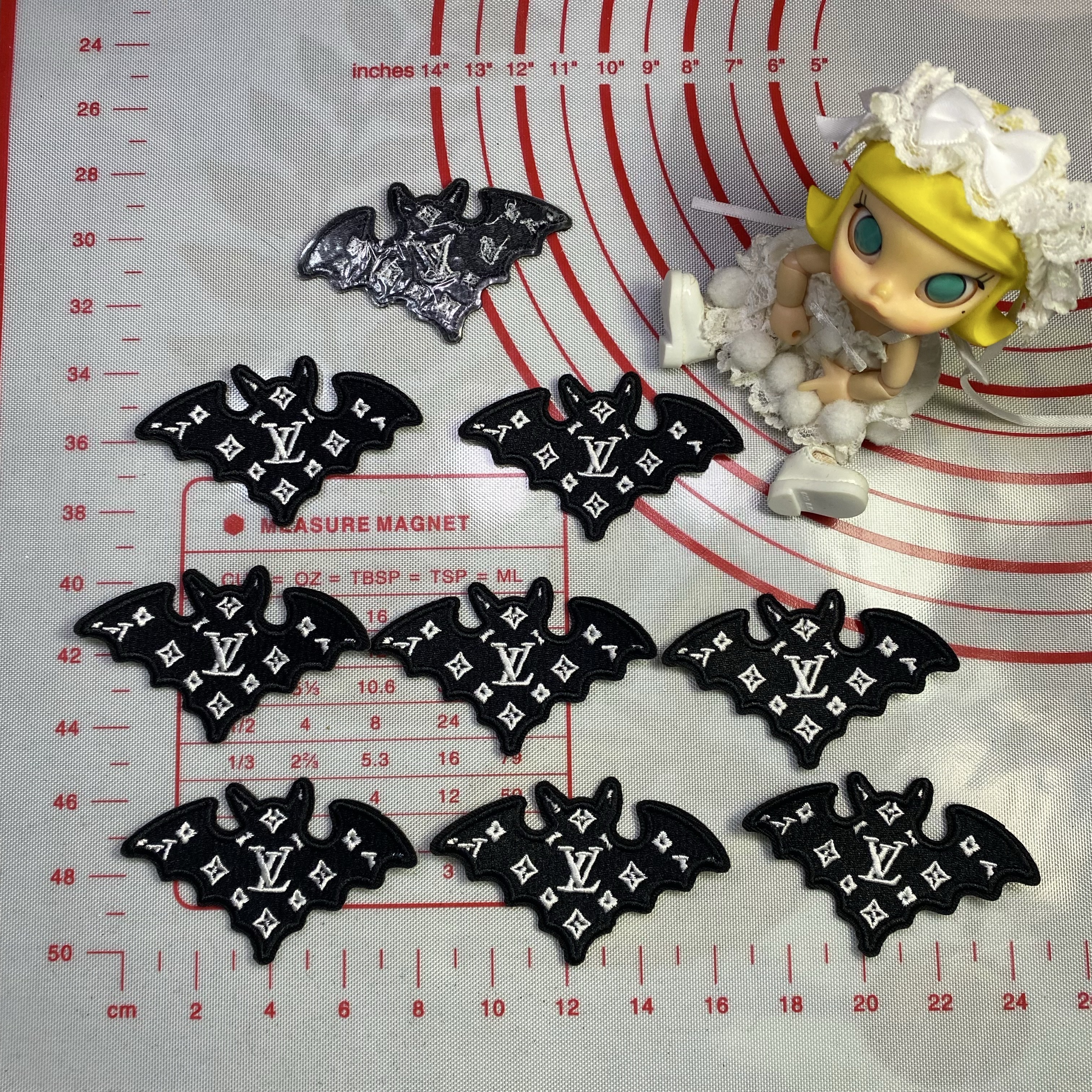 Medium/Small (Iron-on) L KT cat Patches 