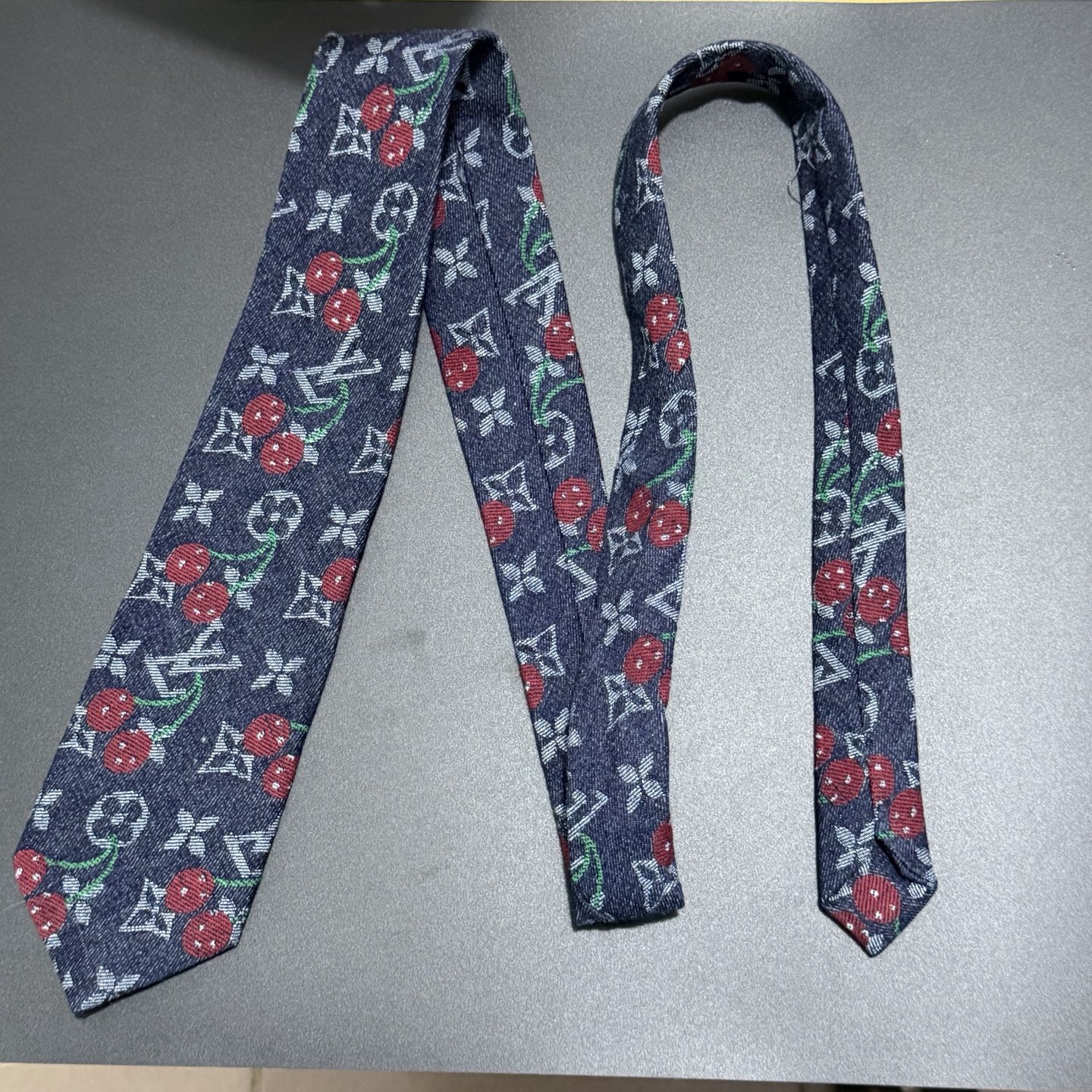 LONG Tie mix logo