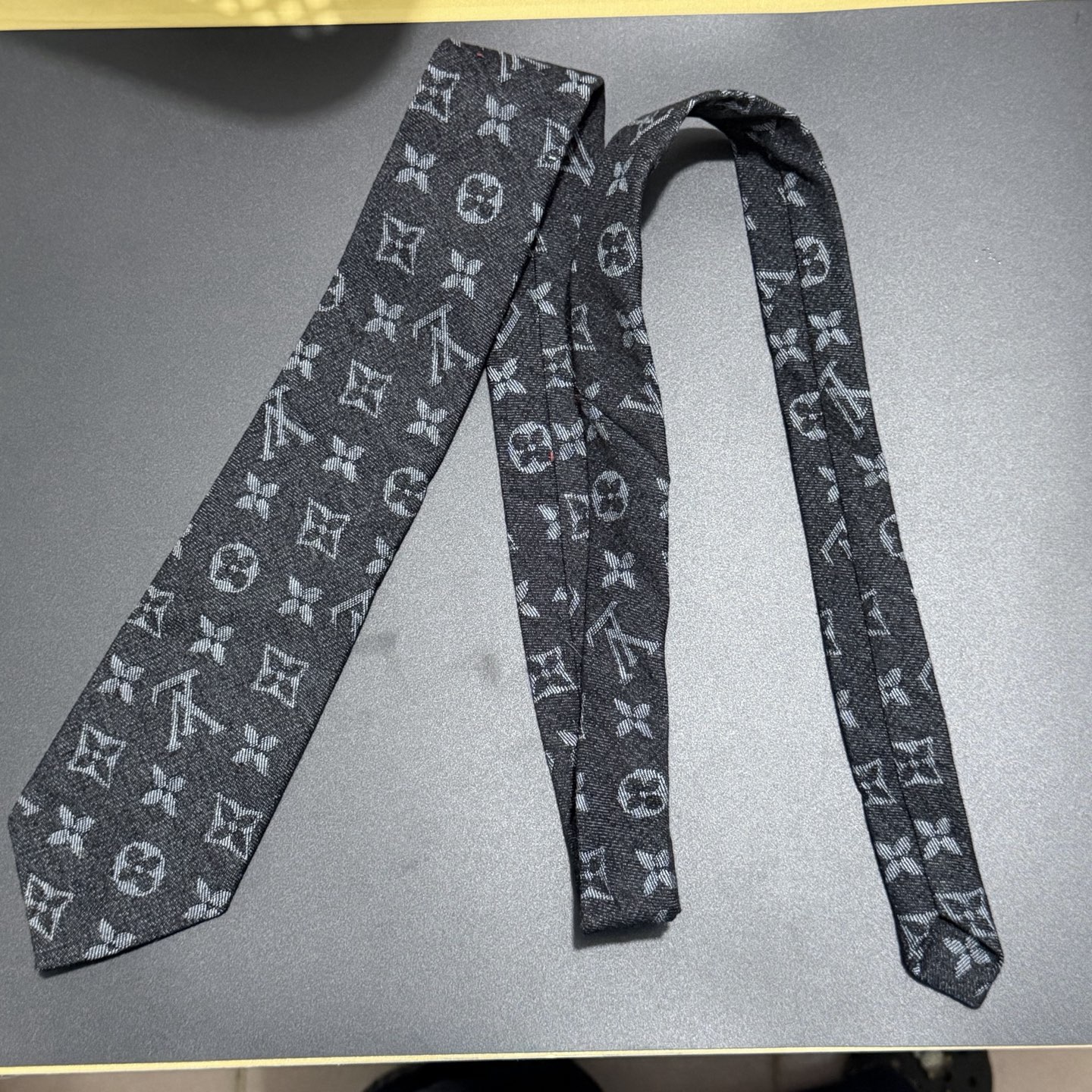 LONG Tie mix logo