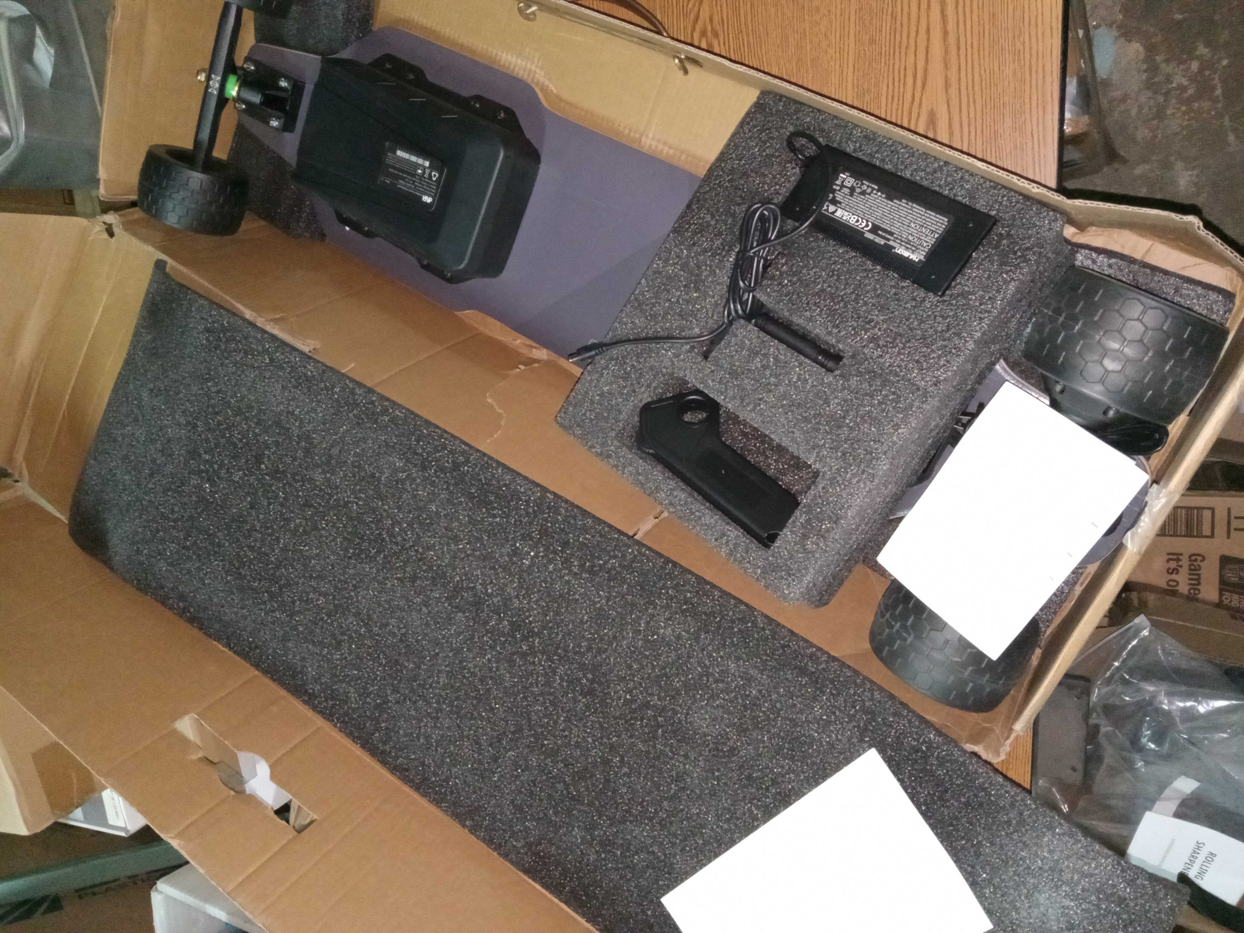 Second-hand, electric skateboard V4 ,The battery is damaged and needs to be replaced.