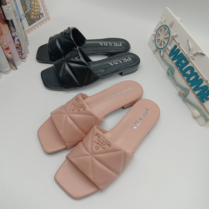 Triangle quilted sandals