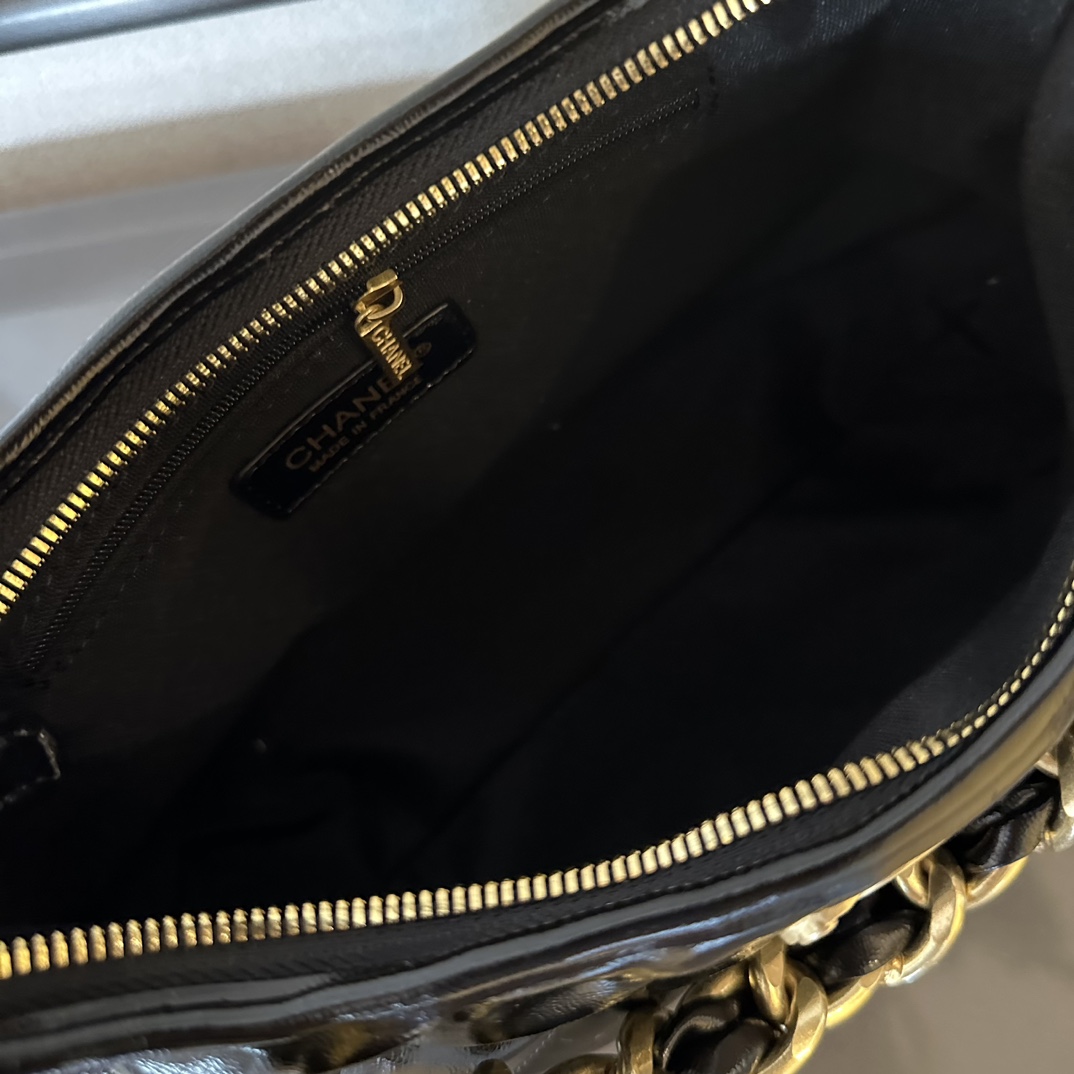 24a hobo bag 23cm white calfskin gold hardware