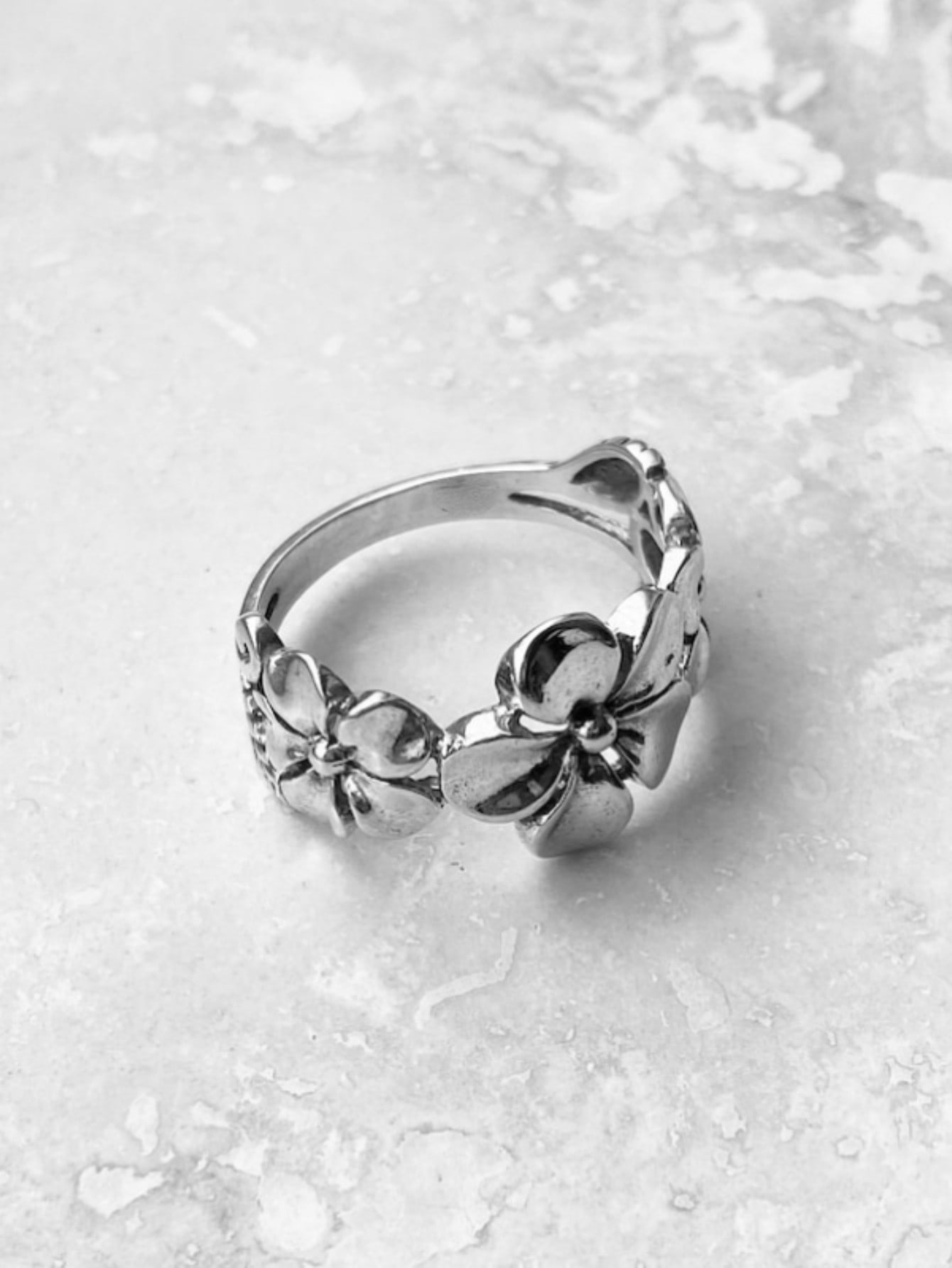 Vintage & Minimalist Large Flower Decorated Ring