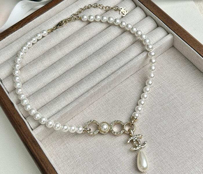 Coco letter pearl chain necklace
