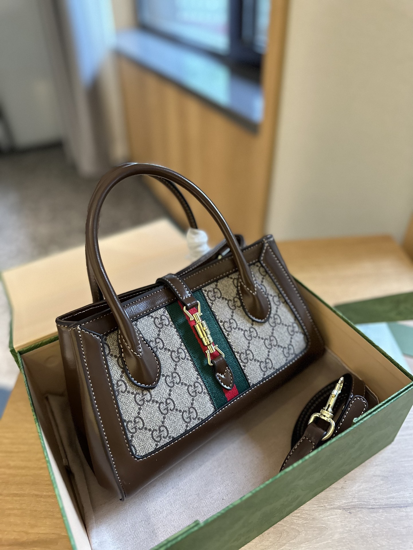 Small tote with piston closure