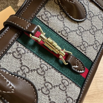 Small tote with piston closure