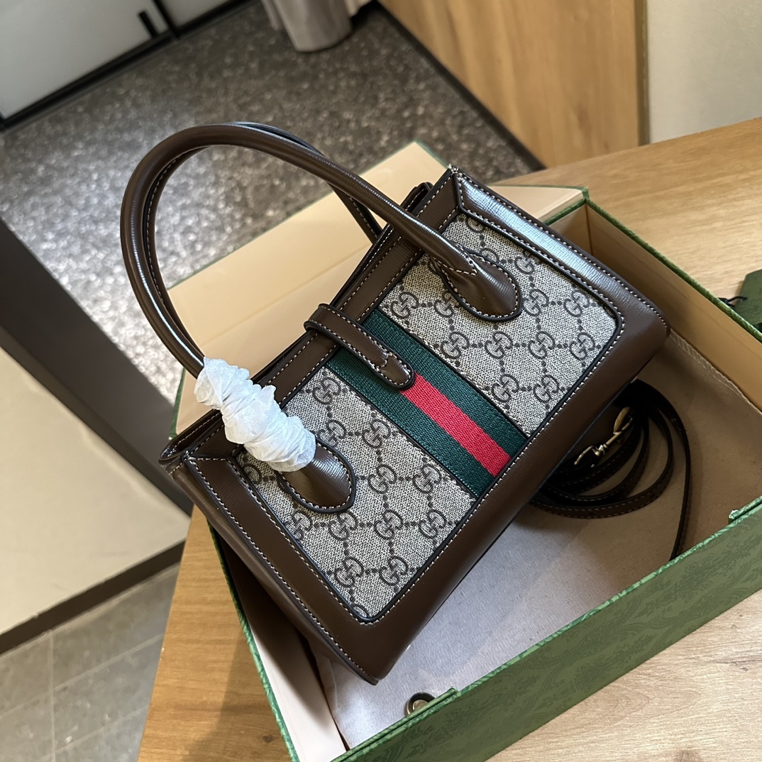 Small tote with piston closure