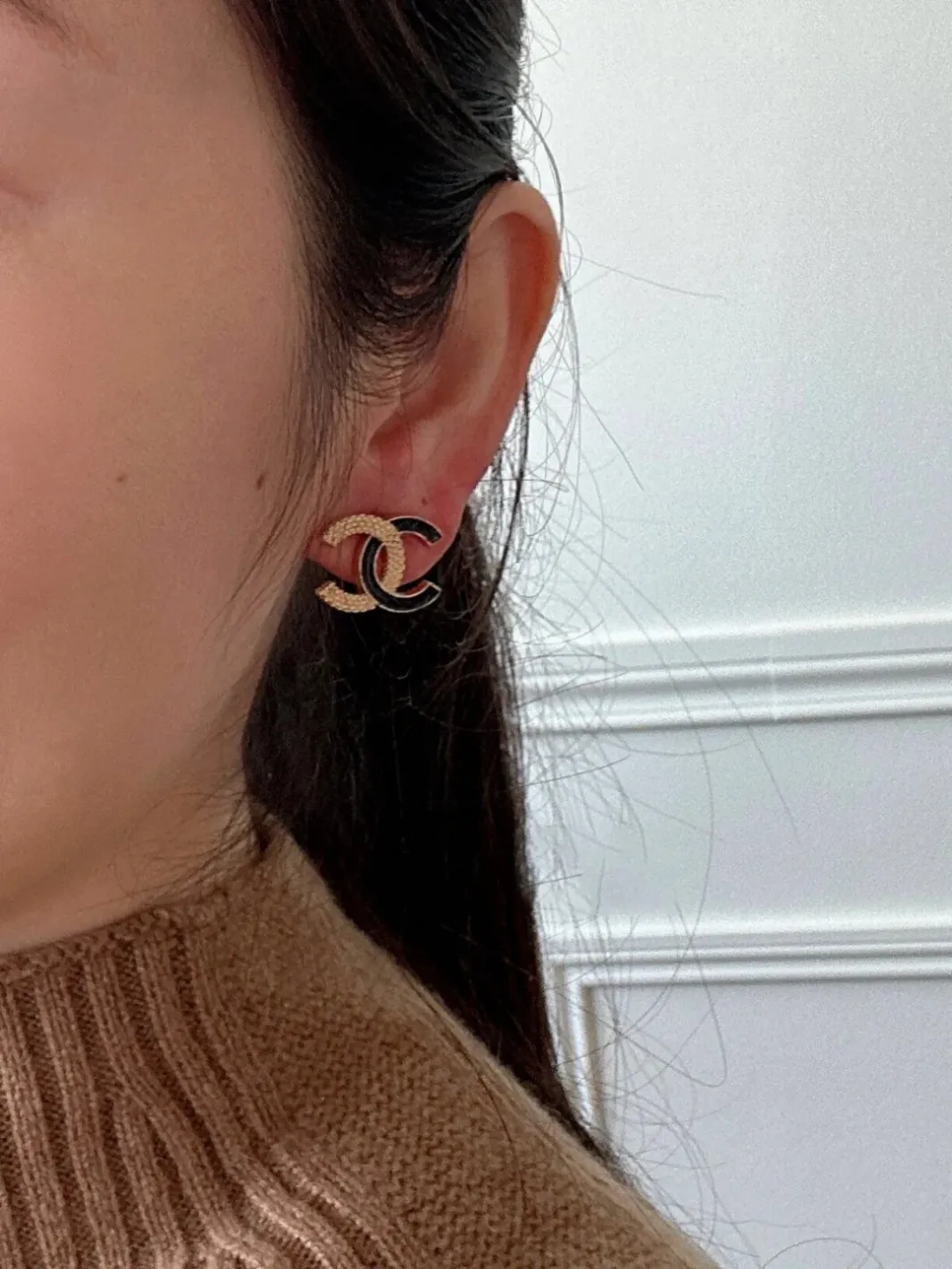 CCE444 CC Black enamel gold embossed stud earrings