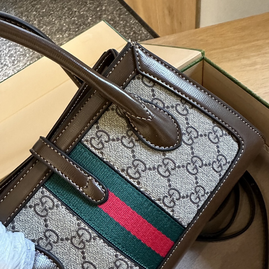 Small tote with piston closure