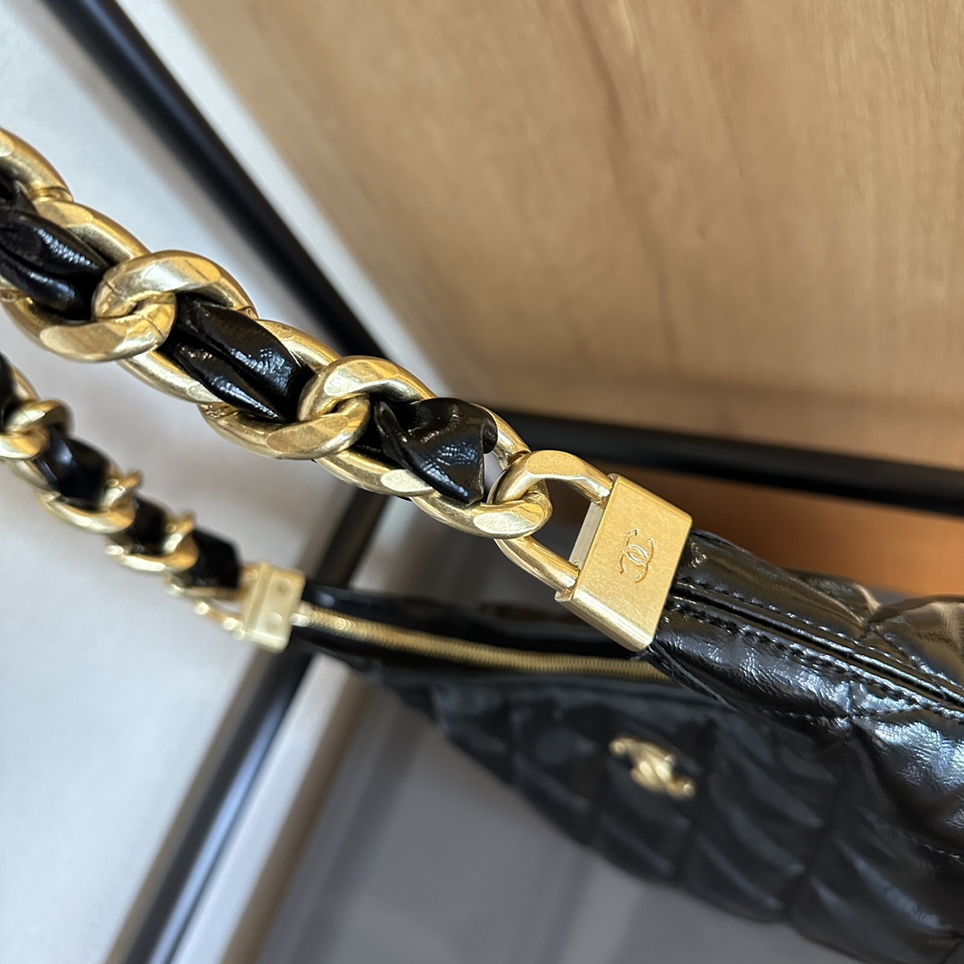 24a hobo bag 23cm white calfskin gold hardware