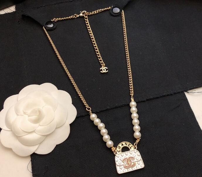 White bag pearl necklace