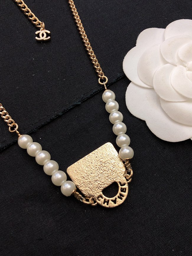 White bag pearl necklace