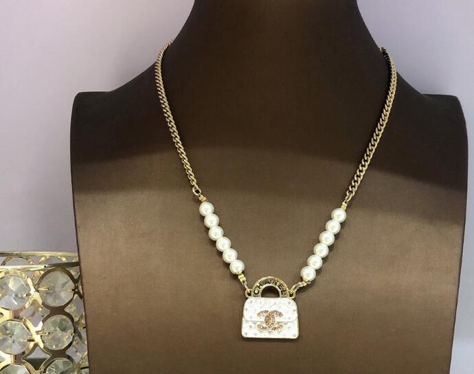 White bag pearl necklace