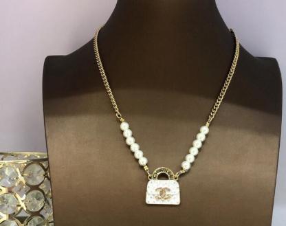 White bag pearl necklace