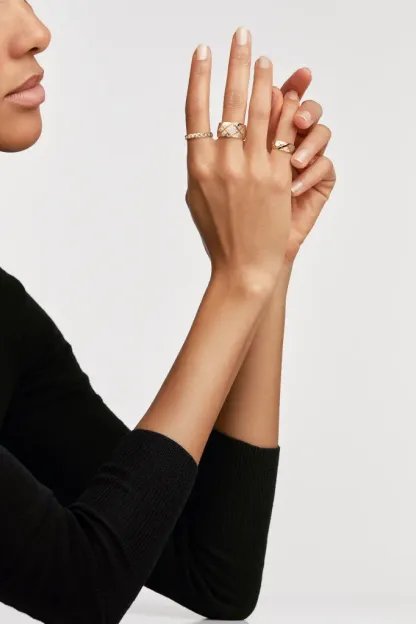 COCO CRUSH RING Quilted motif, small version, 18K BEIGE GOLD