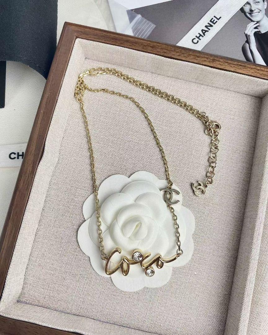 Elegant and delicate double C logo necklace