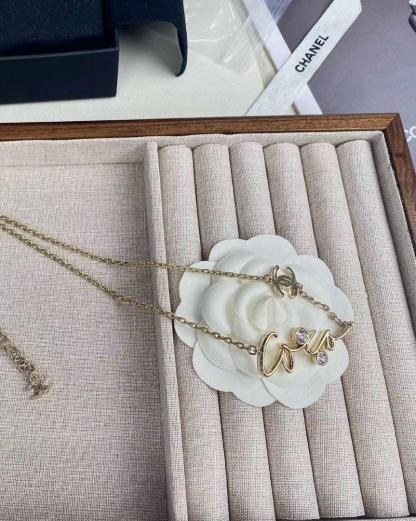 Elegant and delicate double C logo necklace